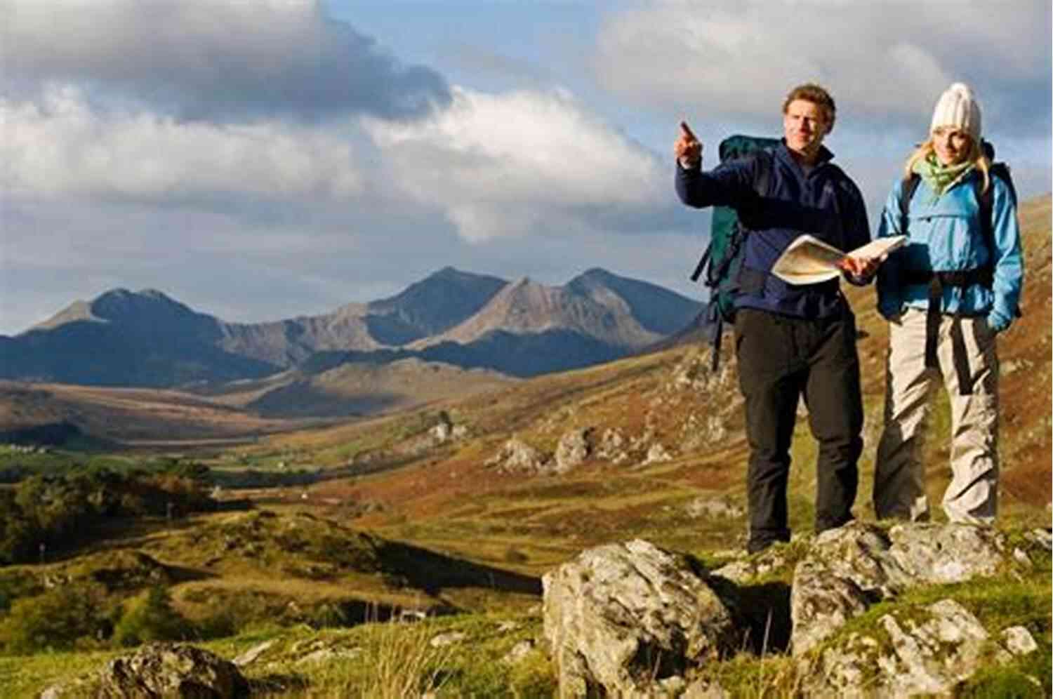 Couple Hiking And Enjoying The Great Outdoors 101 Romantic Text Messages For Your Girlfriend