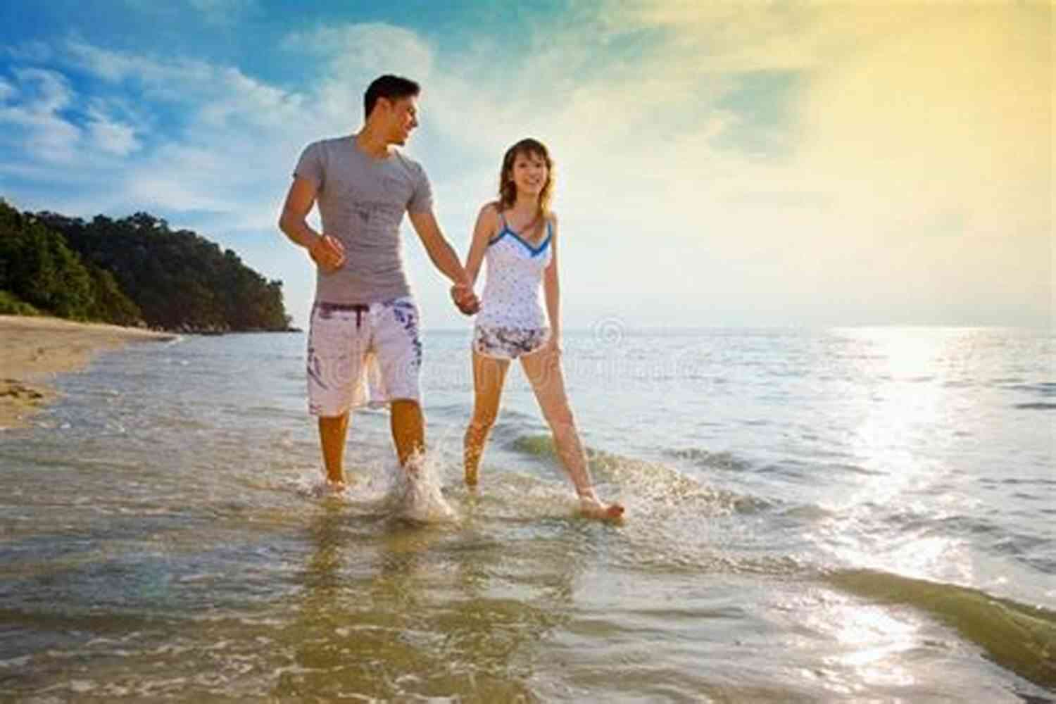 Couple Holding Hands And Walking On A Pristine Beach 101 Romantic Text Messages For Your Girlfriend