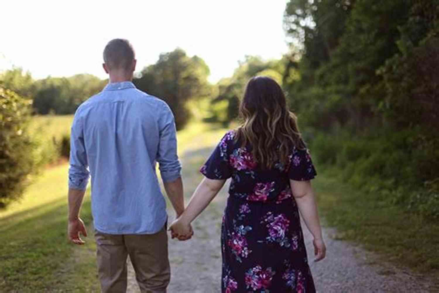 Couple Holding Hands And Walking Together 101 Romantic Text Messages For Your Girlfriend