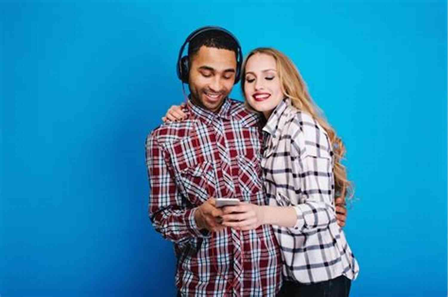 Couple Listening To Music And Enjoying A Blissful Moment 101 Romantic Text Messages For Your Girlfriend