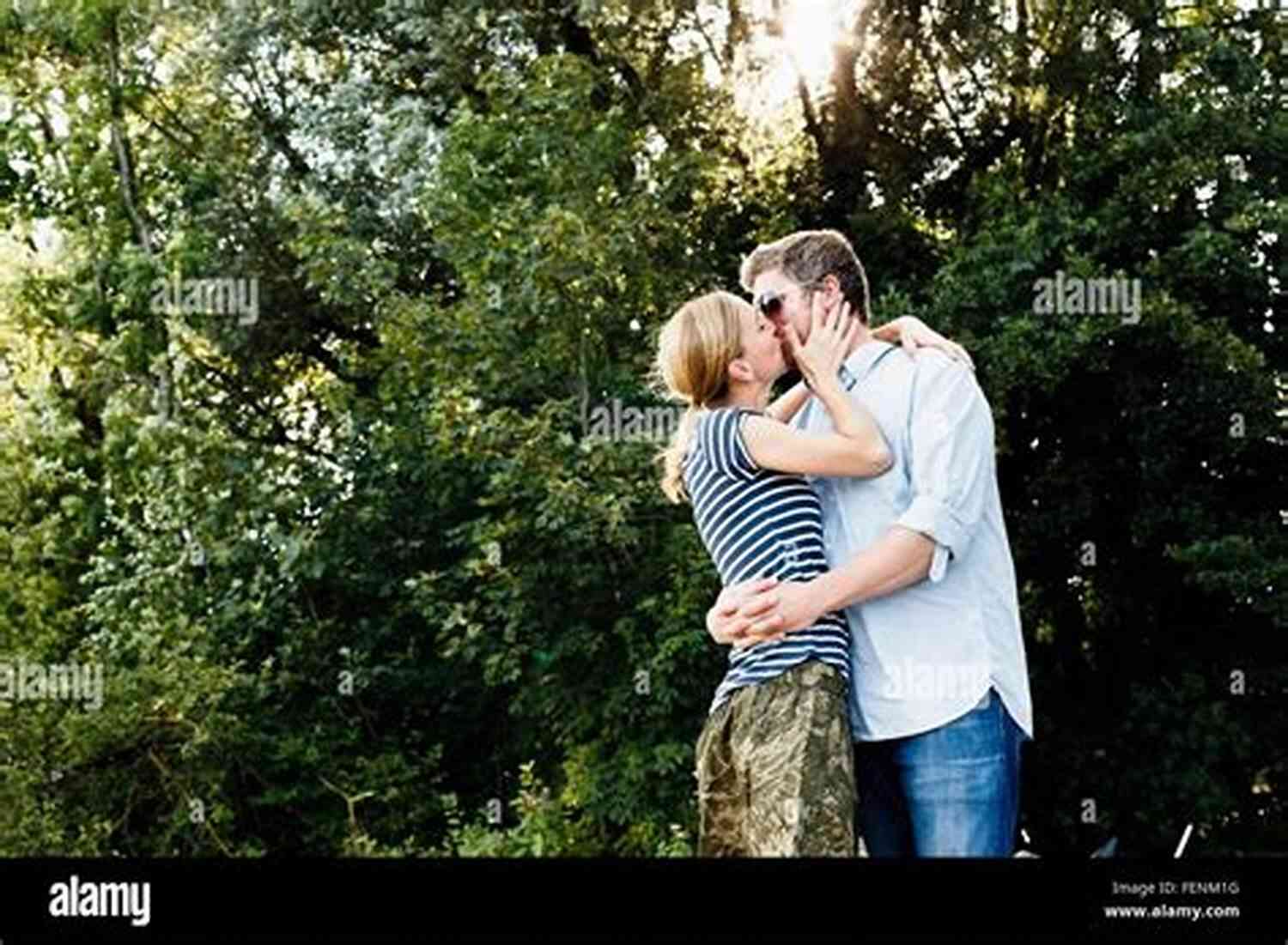 Couple Sharing A Passionate Kiss 101 Romantic Text Messages For Your Girlfriend