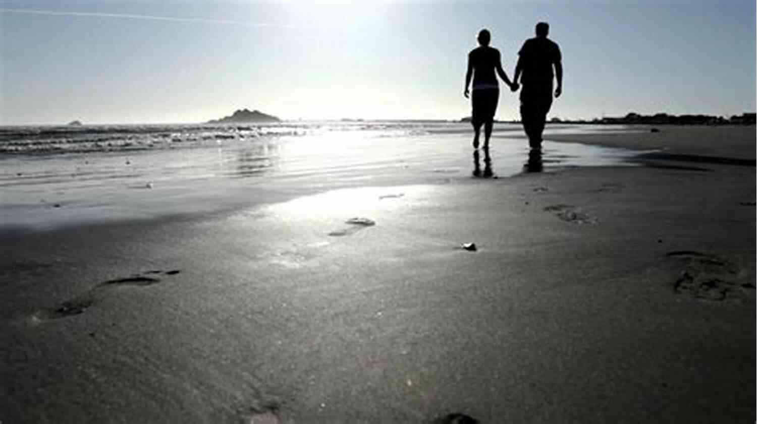 Couple Walking Hand In Hand On A Sandy Beach 101 Romantic Text Messages For Your Girlfriend