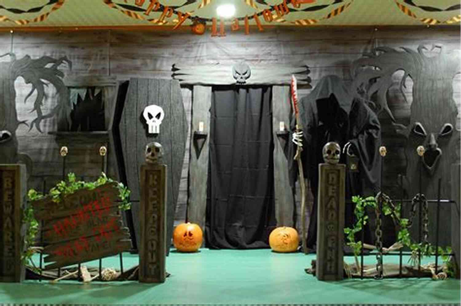 Decorated Haunted House Halloween Time Haunted House: Plastic Canvas Pattern
